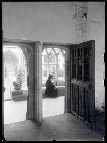 Moine bénédictin dans la galerie du cloître de l'abbaye Notre-Dame de Fontenelle de Saint-Wandrille-Rançon (Seine-Maritime).