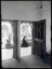 Moine bénédictin dans la galerie du cloître de l'abbaye Notre-Dame de Fontenelle de Saint-Wandrille-Rançon (Seine-Maritime).