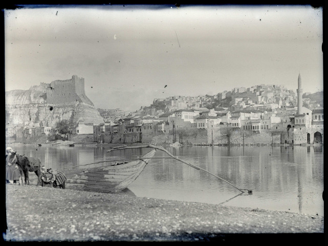 Bac sur les rives de l'Euphrate à Biredjik (Turquie) (notice PA).