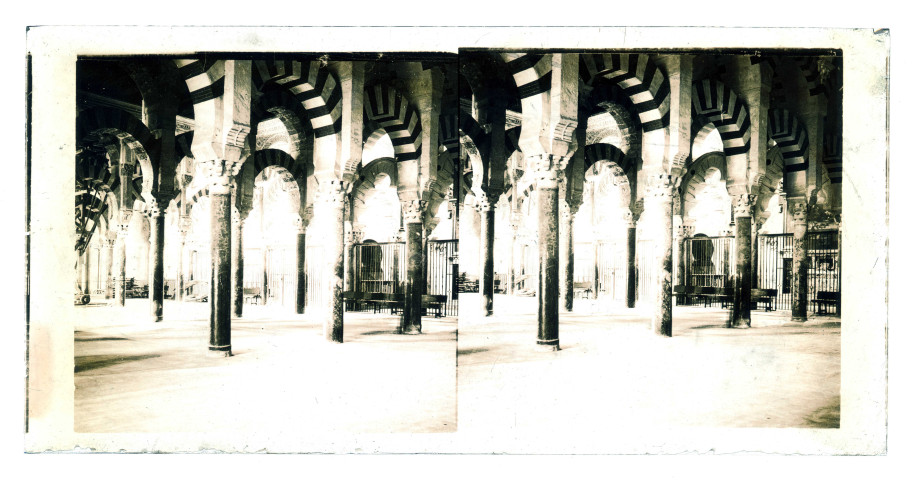 Intérieur de la mosquée de Cordoue (Espagne).
