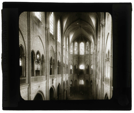 Collégiale Notre-Dame de Mantes-la-Jolie (), nef et chœur.