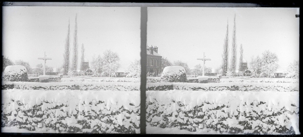 Calvaire de campagne sous la neige.