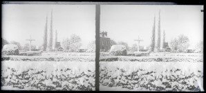 Calvaire de campagne sous la neige.
