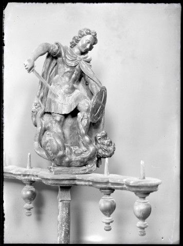 Statue de Saint-Georges terrassant le dragon de l'église d'Amfreville-sous-les-Monts (Eure).
