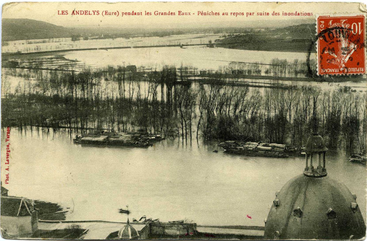 Andelys (Les). Pendant les grandes eaux -Péniches au repos par suite des inondations.