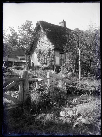 Chaumière dans la campagne de Rosay-sur-Lieure (Eure).