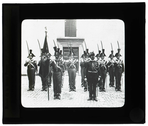 Le drapeau et la garde d'honneur de la gendarmerie du Vatican.