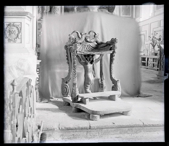 Fauteuil d'officiant de l'église d'Authouillet (Eure).