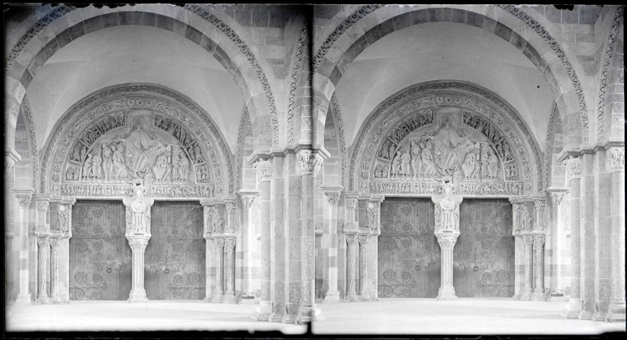 Portail central du narthex représentant la Pentecôte de l'église la Madeleine de Vézelay (Yonne).