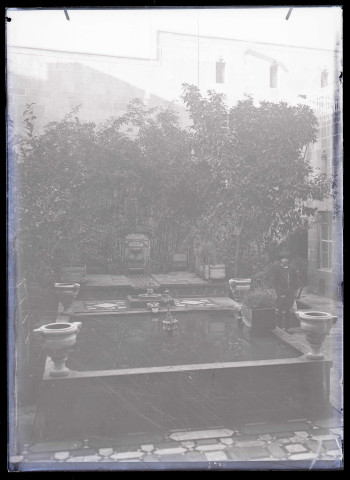 Fontaine dans un jardin.