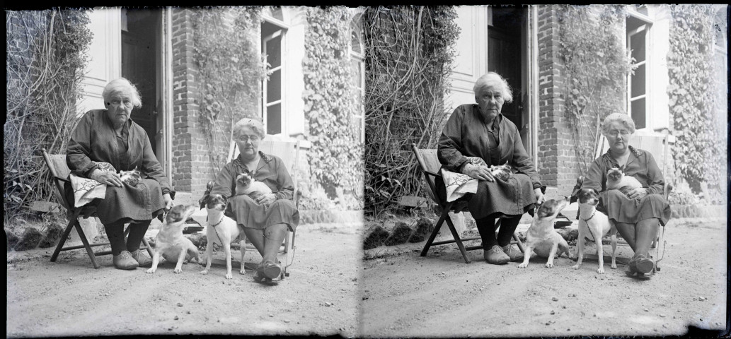 Famille Bretocq avec ses chiens et ses chats devant le presbytère de Rosay-sur-Lieure (Eure).