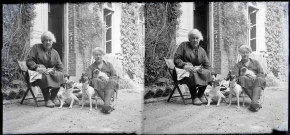 Famille Bretocq avec ses chiens et ses chats devant le presbytère de Rosay-sur-Lieure (Eure).