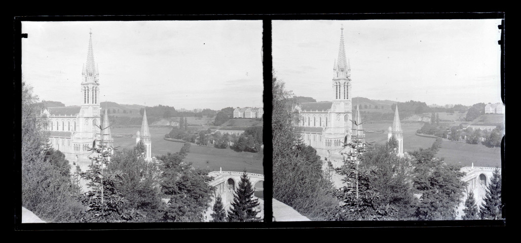 Flèches de la basilique de Lourdes (Hautes-Pyrénées).