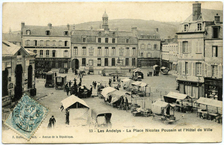 Andelys (Les). La Place Nicolas Poussin et l'Hôtel de Ville.