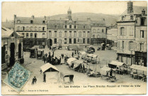 Andelys (Les). La Place Nicolas Poussin et l'Hôtel de Ville.