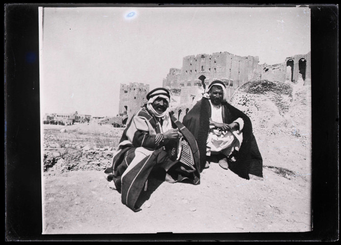 Bédouins au pied de la forteresse d'Alep (Syrie).