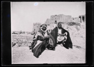 Bédouins au pied de la forteresse d'Alep (Syrie).
