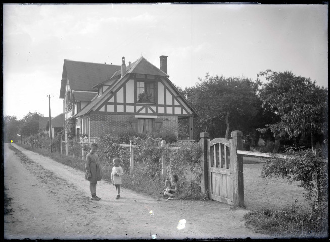 Enfants au bord d'un chemin à Rosay-sur-Lieure (Eure).