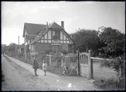 Enfants au bord d'un chemin à Rosay-sur-Lieure (Eure).