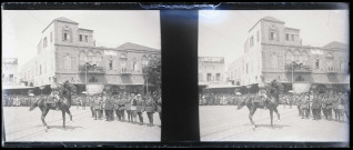 Cérémonie militaire dans une ville portuaire orientale.