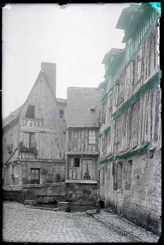 Maisons à pans de bois au bord de l'Ambion de Caudebec-en-Caux (Seine-Maritime).