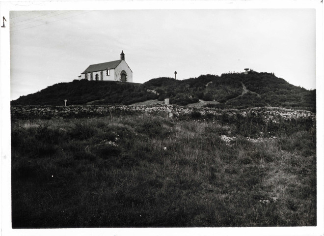 Chapelle sur une colline dans la lande bretonne.