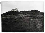 Chapelle sur une colline dans la lande bretonne.