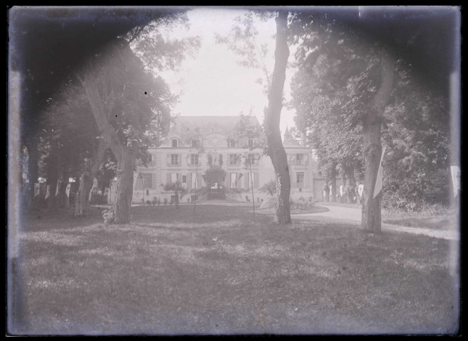 Façade du château d'Orgeville (Eure) aménagé en autel.