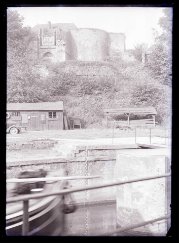 Porte de remparts fortifiés, écluse et cabanon.