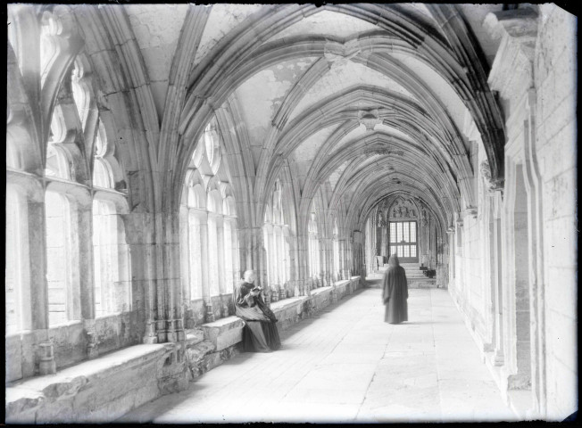 Galerie du cloître de l'abbaye Notre-Dame de Fontenelle de Saint-Wandrille-Rançon (Seine-Maritime).