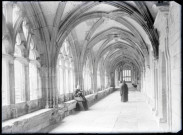 Galerie du cloître de l'abbaye Notre-Dame de Fontenelle de Saint-Wandrille-Rançon (Seine-Maritime).