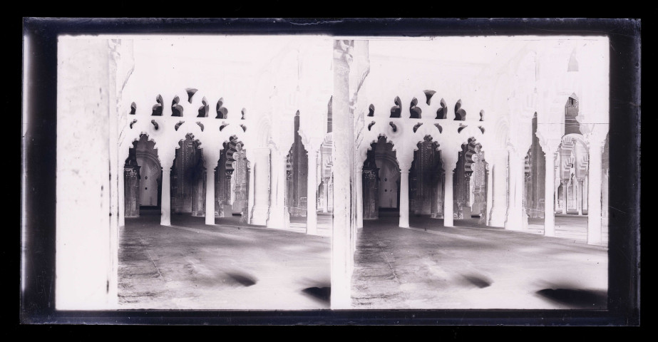 Cour intérieure à arcades d'un édifice de tradition orientale.