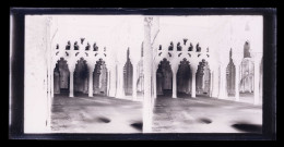 Cour intérieure à arcades d'un édifice de tradition orientale.