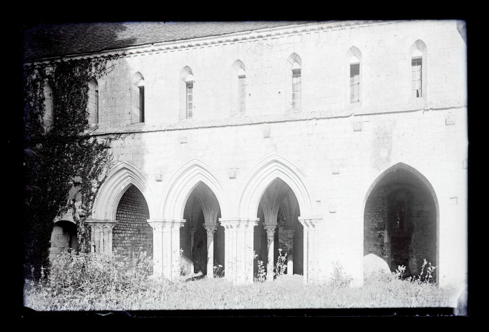 Ruines de l'abbaye de Fontaine-Guérard (Radepont, Eure).