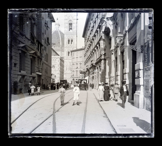 Rue animée d'une ville italienne.