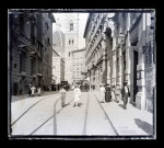 Rue animée d'une ville italienne.