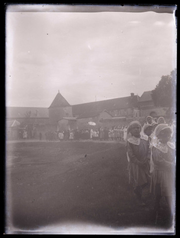Procession dans la cour de la ferme d'Orgeville (Eure).