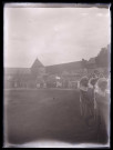 Procession dans la cour de la ferme d'Orgeville (Eure).