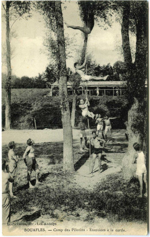 Bouafles. Camp des Pilotins. - Exercices à la corde.