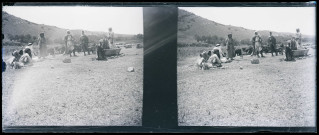 Bergers et leurs troupeaux à l'abreuvoir.