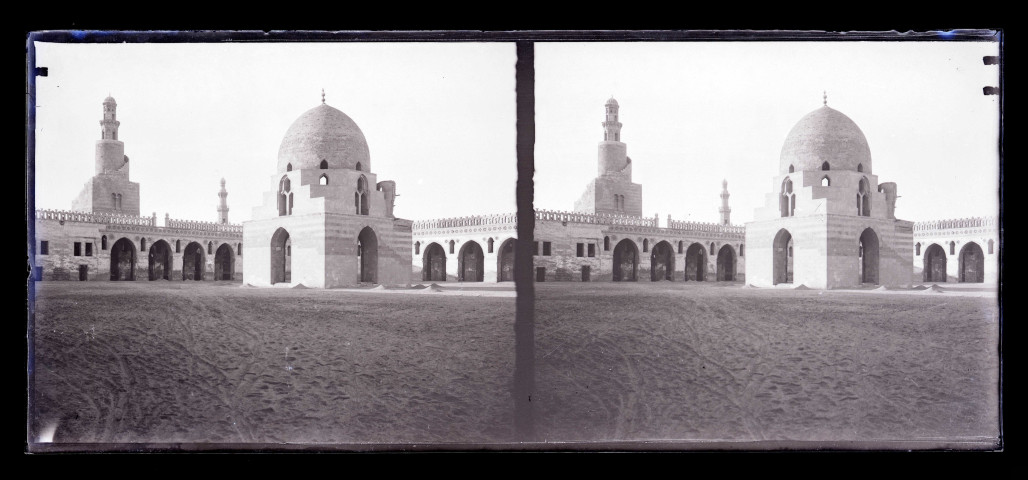 Cour de la mosquée d'Ibn-Touloun au Caire (Égypte).