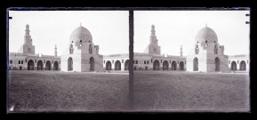 Cour de la mosquée d'Ibn-Touloun au Caire (Égypte).