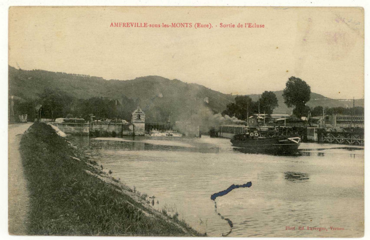 Amfreville-sous-les-Monts. Sortie de l'écluse.