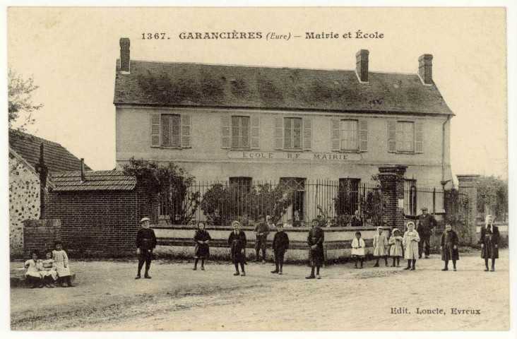 Garencières. Mairie et Ecole.
