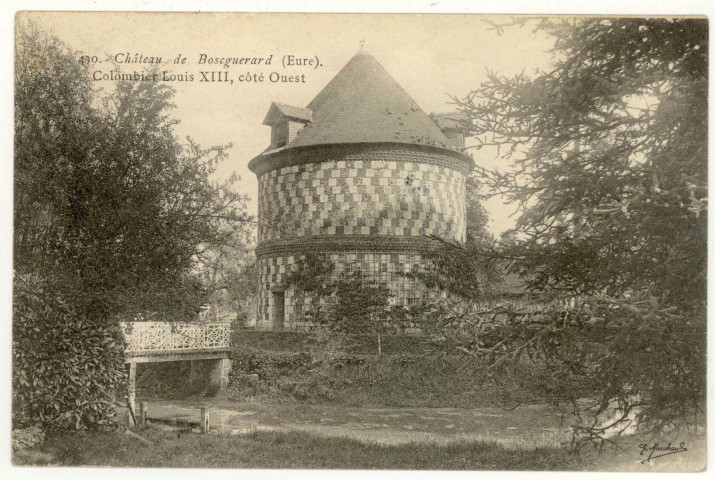 Bosguérard-de-Marcouville. Château de Bosguérard-Colombier Louis XIII, côté Ouest.