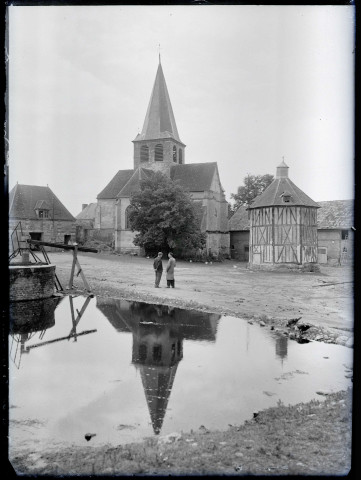 Vue générale d'une église de campagne et d'un pigeonnier à colombages.