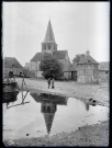 Vue générale d'une église de campagne et d'un pigeonnier à colombages.