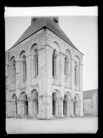 Porche occidental de l'église Saint-Benoit de Saint-Benoit-sur-Loire (Loiret).