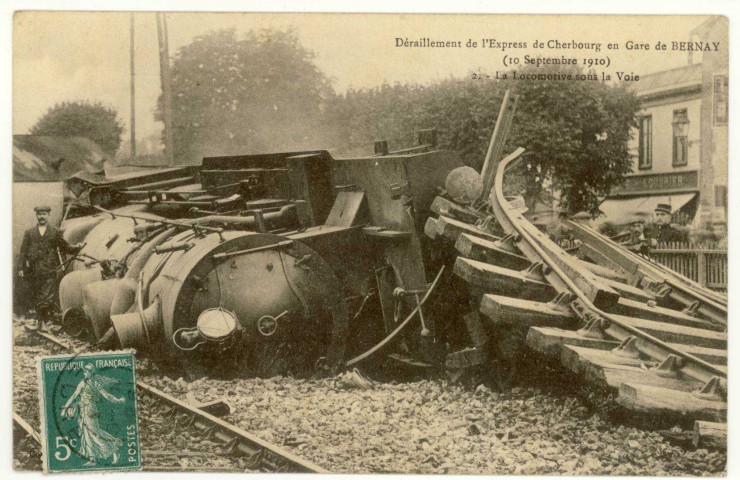 Bernay. Déraillement de l'Express de Cherbourg en Gare de Bernay (10 septembre 1910), La Locomotive sous la Voie.