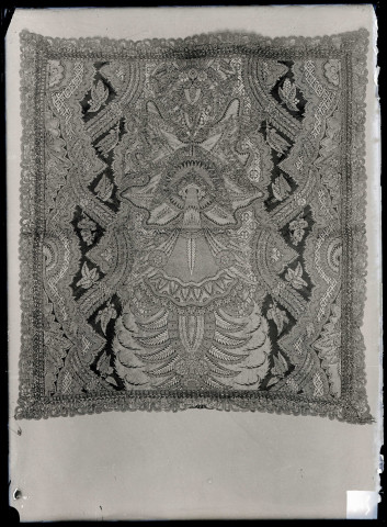 Pièces d'étoffe brodée de l'église de Feuguerolles (Eure).